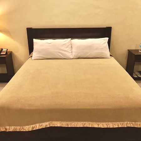 King'S Royale Hotel And Resort Bacolor Bagian luar foto