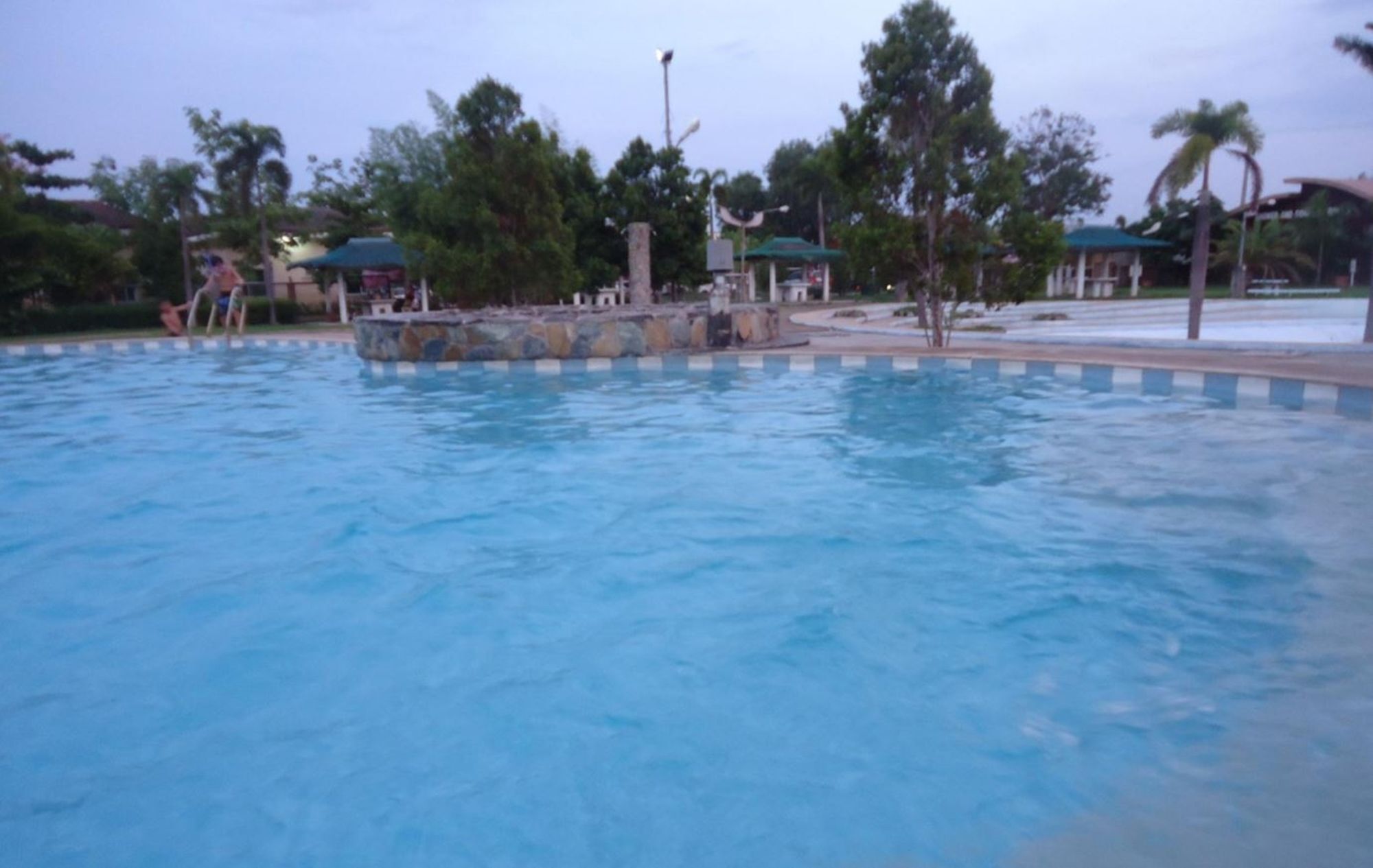 King'S Royale Hotel And Resort Bacolor Bagian luar foto