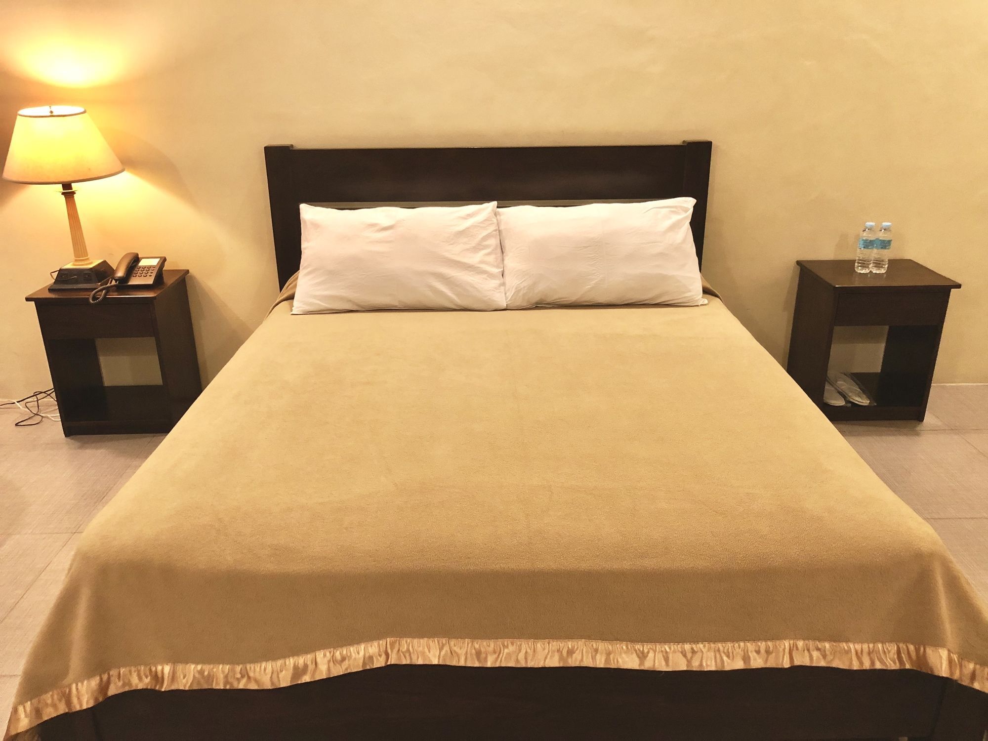 King'S Royale Hotel And Resort Bacolor Bagian luar foto