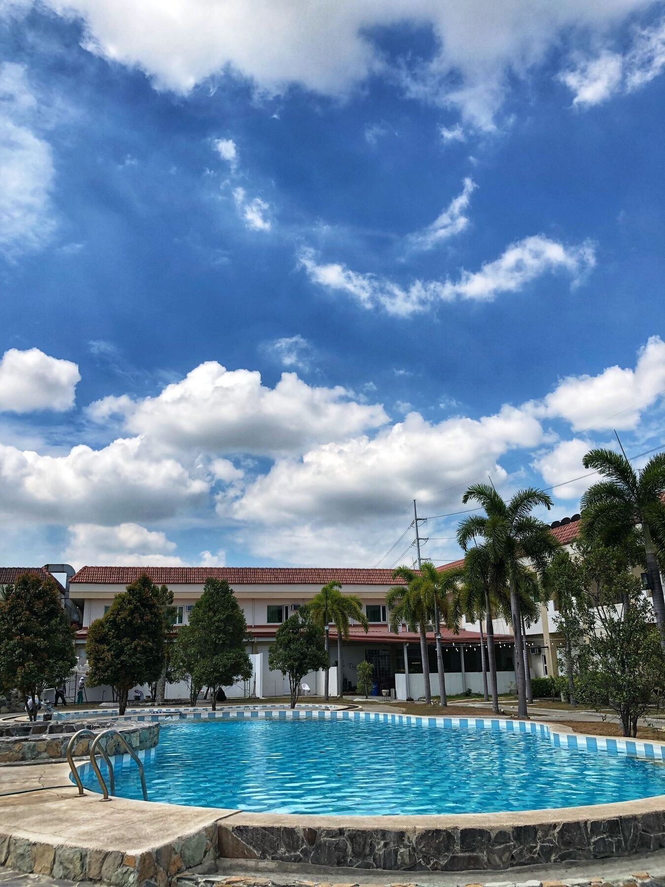 King'S Royale Hotel And Resort Bacolor Bagian luar foto